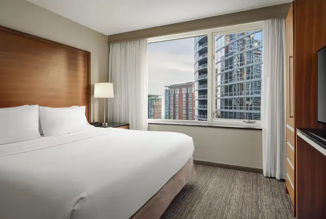 جناح بريميوم بإطلالة على المدينة، Embassy Suites by Hilton Chicago Downtown Magnificent Mile 1/3