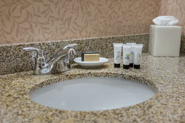 جناح بحوض جاكوزي، Red Lion Hotel Yakima Center 2/2
