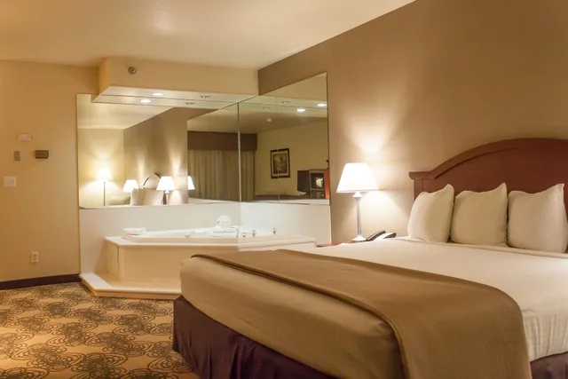 غرفة بسرير كينج بحوض جاكوزي، Best Western Elko Inn 2/4
