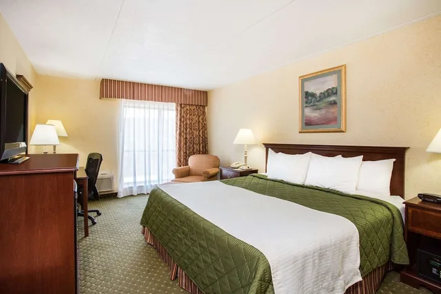 Business, King Bed, South Tower، Days Inn & Suites by Wyndham Sutton Flatwoods 2/3