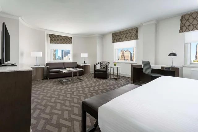 جناح استوديو ركني بسرير كينج مع أريكة، Hilton Boston Park Plaza 1/2