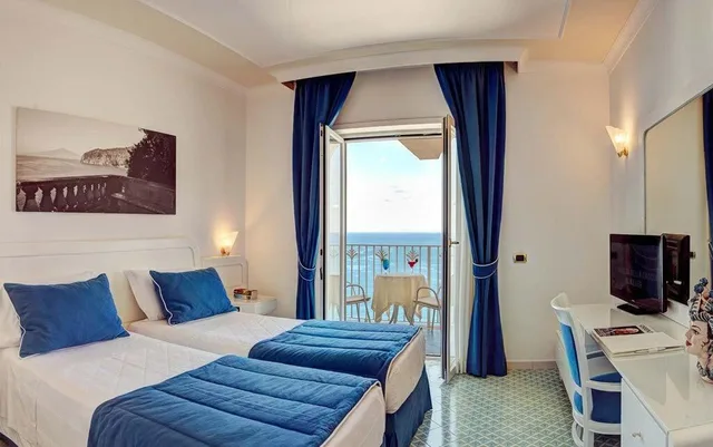 غرفة بريميوم بإطلالة جزئية على البحر، Grand Hotel Riviera 1/8