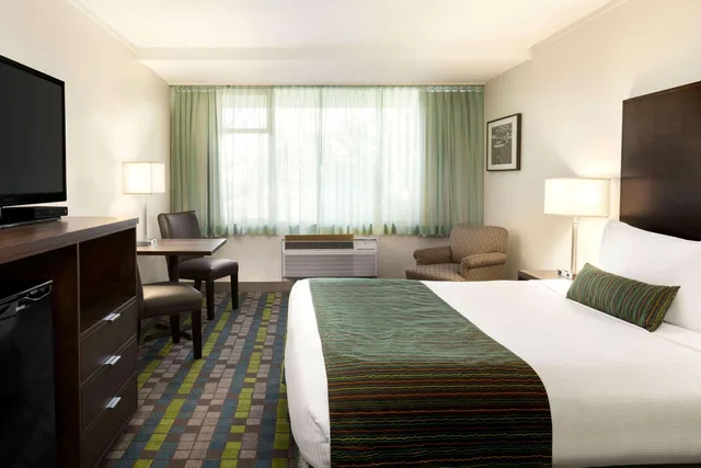 غرفة بسرير كوين، Days Inn by Wyndham Victoria Airport Sidney 2/2
