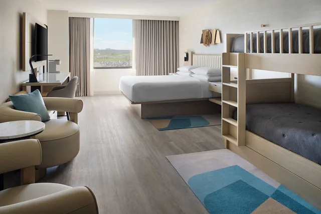 غرفة عائلية بسرير كينج وسرير بطابقين، Toronto Airport Marriott 3/9