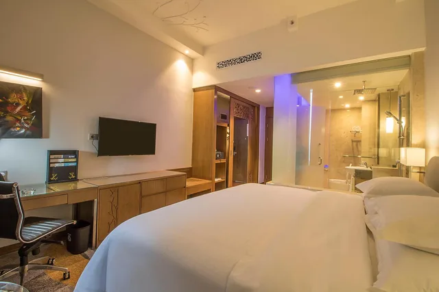غرفة ديلوكس بسرير كينج بإطلالة على البحر، FOUR POINTS BY SHERATON MANADO 7/10