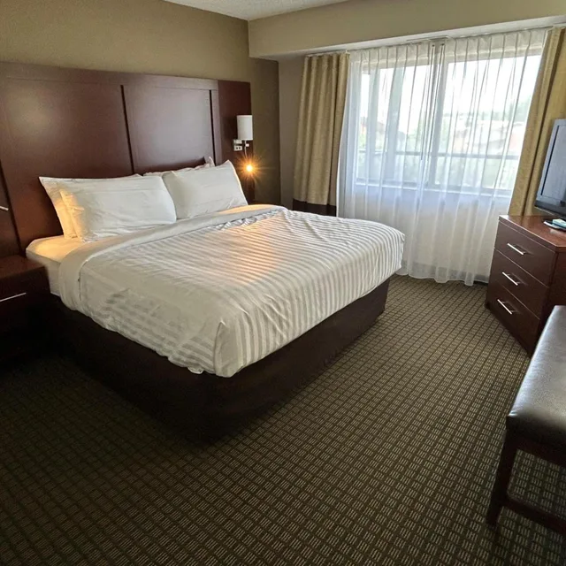 جناح بسرير كينج وسريرين كوين بشرفة بغرفتي نوم مع أريكة بجاكوزي، Best Western Rochelle Inn & Suites near DeKalb 1/3
