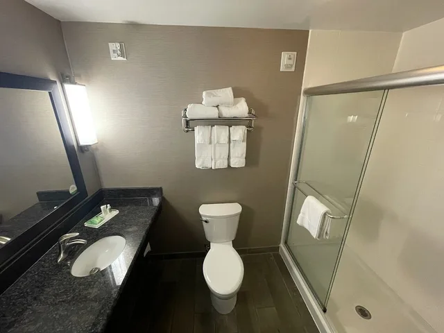 غرفة قياسية بسرير كينج بإطلالة على المدينة، Holiday Inn Owensboro Riverfront 5/5