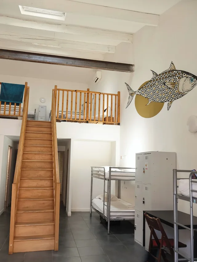 Mixed Dorm, 16 Beds, Private Bathroom، Vertigo Vieux-Port 1/1