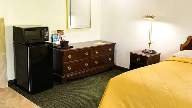 Room, King Bed, Jetted Tub, Relax Inn Motel And Bar 3/4