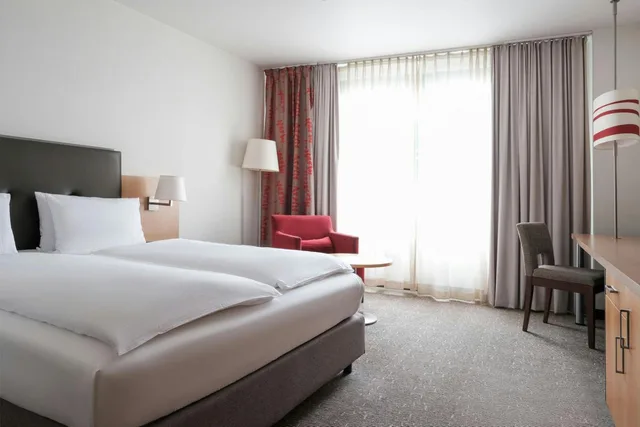 غرفة قياسية بسرير كينج وسرير كوين، FOUR Essen City Centre 3/10