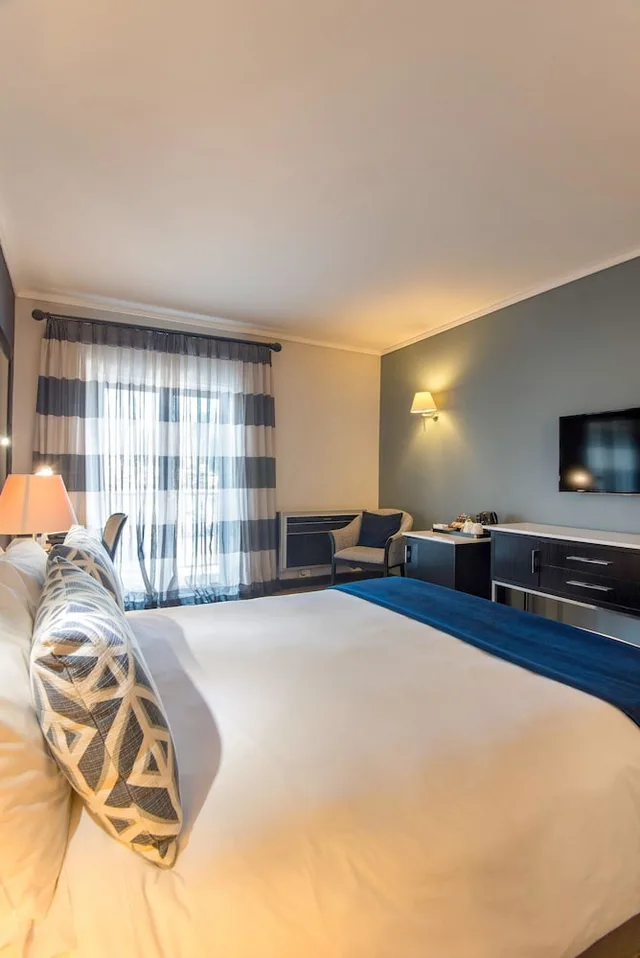 غرفة قياسية بسرير مزدوج، The Commodore Hotel 2/10