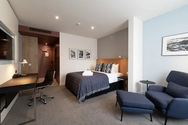 City, Queen Bed، Apex City 2/14