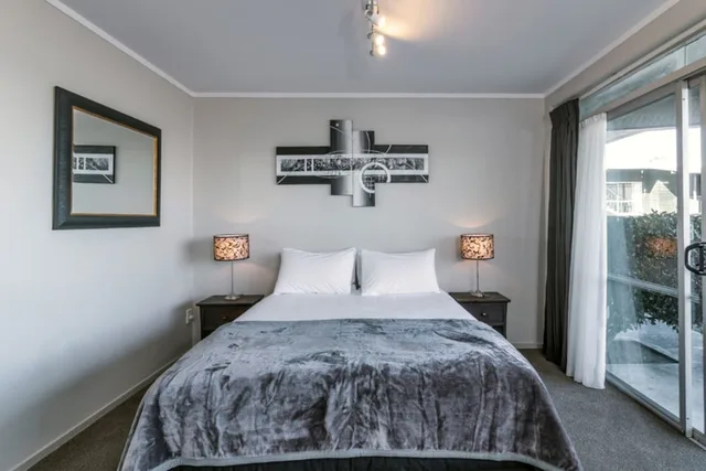 1 Bedroom, Upstairs, Unit, Queen and Twin Beds, with View، Twin Peaks Lakeside Inn 4/6