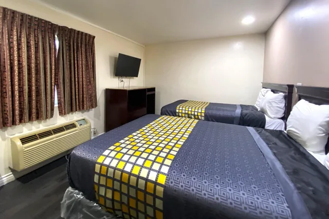 Room, Multiple Beds, Smoking، Robinhood Motel Anaheim West 1/7