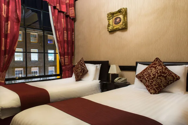 غرفة بسريرين منفصلين، Russell Court 5/10