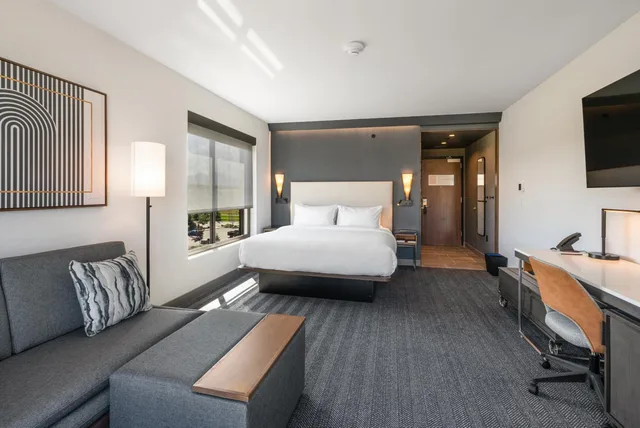 غرفة بسرير كينج مع أريكة، Courtyard by Marriott Bozeman 5/10