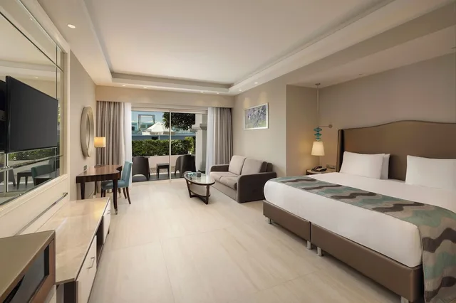 Swim Up, Pool, Family, Suite, Queen and Twin Beds, 2 Sofa، Titanic Deluxe Golf Belek 3/10