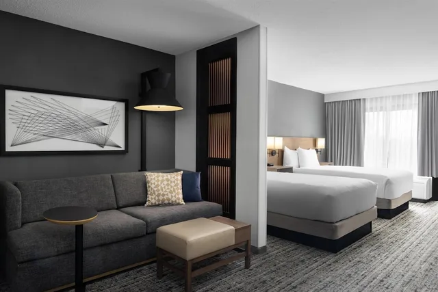 غرفة بسرير مزدوج بإطلالة على المدينة مع أريكة في طابق مرتفع، Hyatt Place San Antonio Riverwalk 1/1
