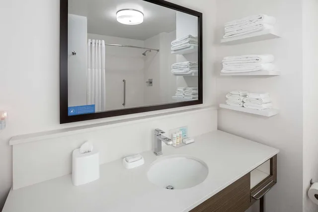 Room, 2 Queen Beds, Water View، Hampton Inn and Suites San Diego Airport Liberty Station 3/3