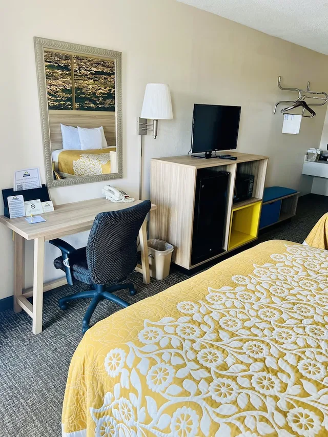 غرفة بسريرين كوين، Days Inn by Wyndham Fort Wayne 4/6