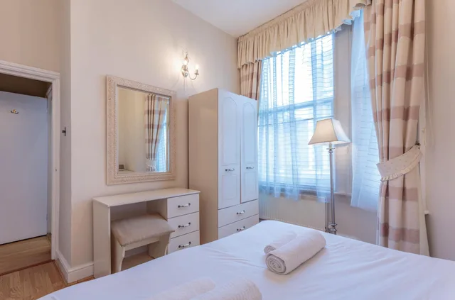 1 Bedroom, Castletown, Apartment, King Bed, Private Bathroom, Sofa، Castletown House 10/10