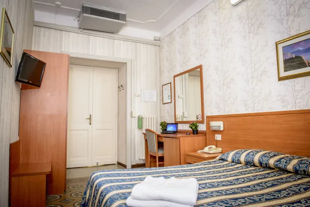 Room, Twin Beds, Hotel Emmaus 3/6
