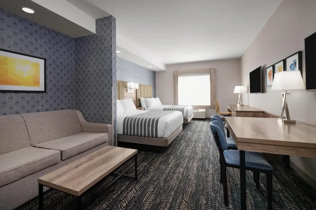 جناح بسريرين كوين مع أريكة بمطبخ صغير، Best Western Premier Executive Residency Medicine Hat 1/2