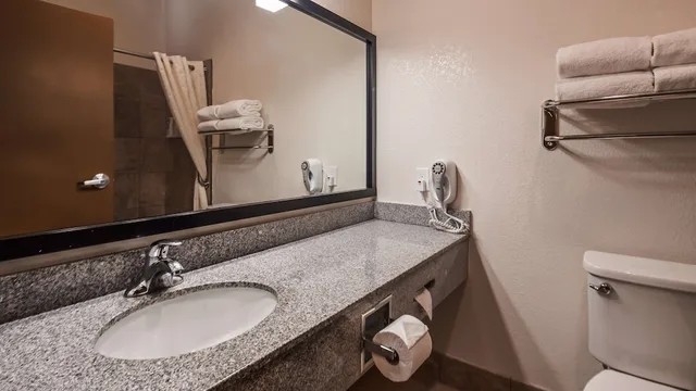 غرفة تنفيذية بسرير كينج بحوض جاكوزي، Best Western Tolleson Hotel 5/5