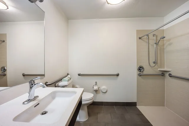 جناح استوديو بسرير كوين لذوي الإعاقة، Sonesta Simply Suites Boston Braintree 5/7