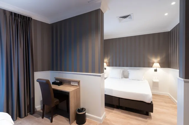 غرفة ثلاثية بسرير كوين وسرير فردي، Hotel Du Theatre 1/3