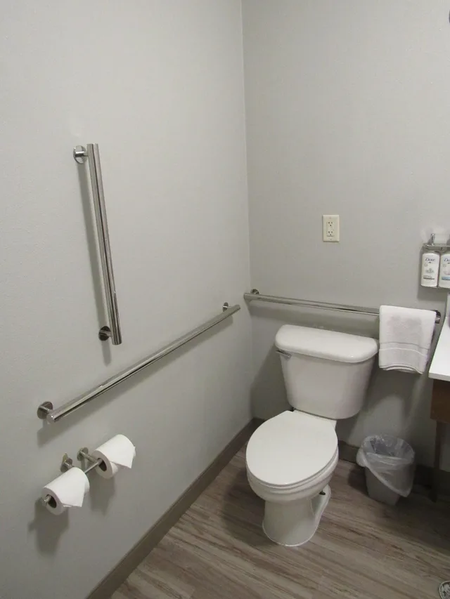 Standard, Multiple Beds, Accessible، Holiday Inn Express and Suites Lincoln South 5/7