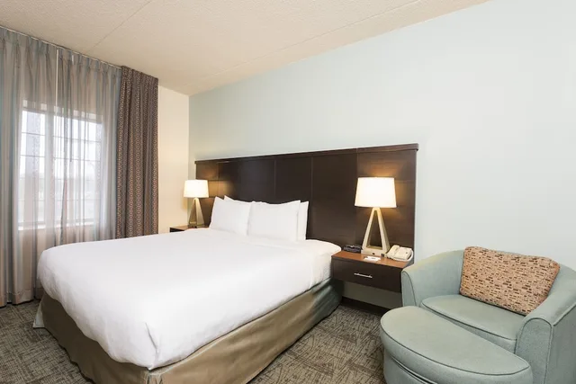 جناح بسرير كوين بغرفة نوم واحدة بمطبخ، Staybridge Suites Chicago Oakbrook Terrace 2/9