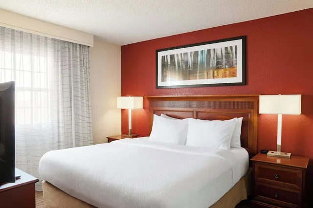 غرفة بسرير كينج بغرفة نوم واحدة مع أريكة لذوي الإعاقة، Residence Inn Marriott Joplin 1/3