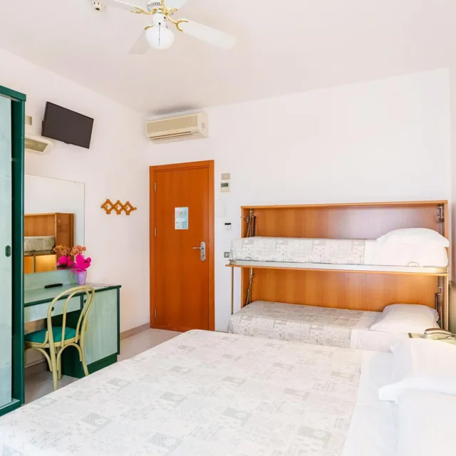 غرفة رباعية، Hotel Astor 5/10