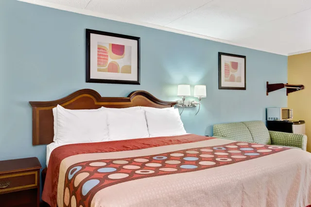 غرفة قياسية بسرير كينج، Super 8 by Wyndham Raleigh Downtown 1/2