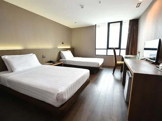 غرفة ديلوكس بسريرين منفصلين بحمام خاص، BANGKOK CITY HOTEL 1/3