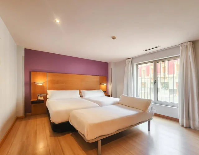 غرفة بسريرين منفصلين مع سرير إضافي، Hotel Faranda Marsol Candas, Ascend Hotel Collection 2/7