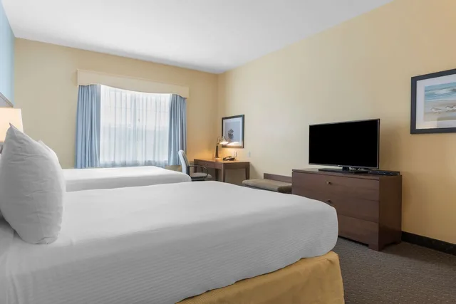 جناح بسريرين كوين مع أريكة بمنطقة جلوس بمطبخ صغير، Best Western Plus Liverpool Hotel & Conference Centre 2/9