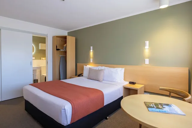 غرفة قياسية بسرير كوين بشرفة، Rose Park Hotel Auckland 7/10
