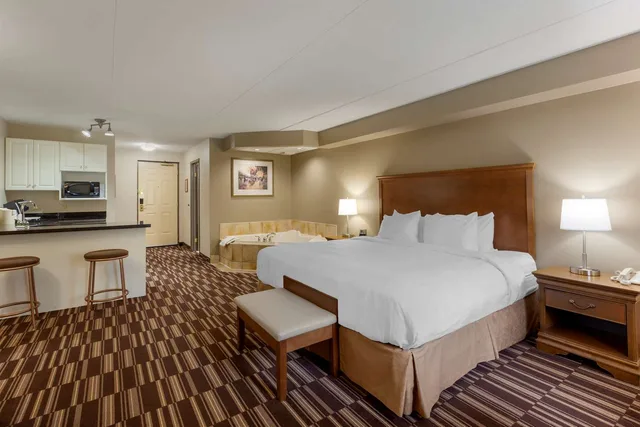 غرفة بسرير كينج، Best Western Plus Orillia Hotel 1/8