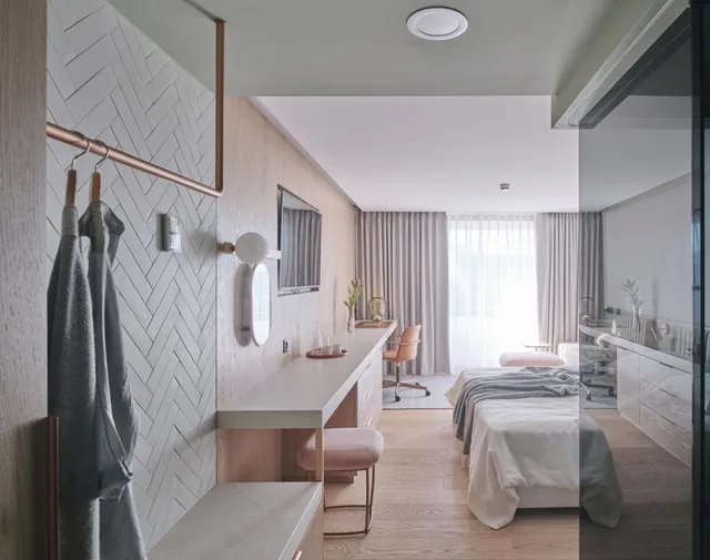 غرفة بريميير بسرير كينج بشرفة، Swissotel Kursaal Bern 4/8