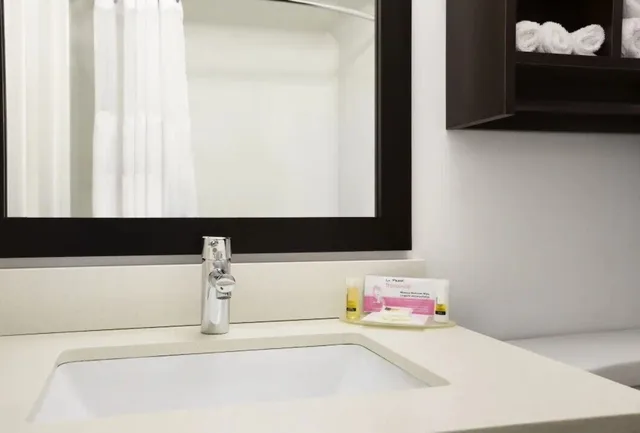 Room, 2 Queen Beds, Days Inn & Suites by Wyndham North Bay Downtown 3/3