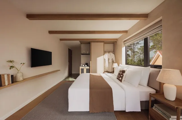 غرفة غراند بسرير كينج بإطلالة على المدينة بشرفة، Signature by M Village The Valley Retreat, a brand of Modern Village Lifestyle 6/10