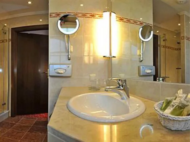 غرفة قياسية ثلاثية بسريرين منفصلين مع أريكة، Hotel Salzburger Hof 7/7