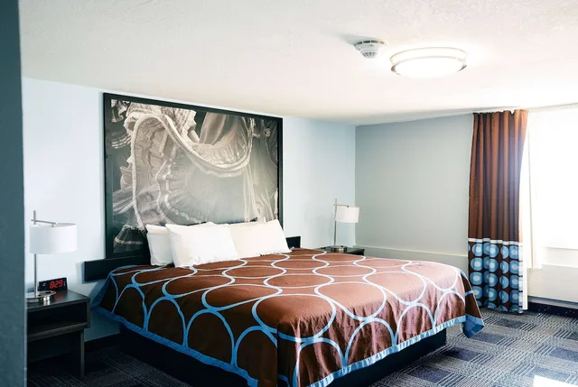 Room, King Bed, Super 8 by Wyndham Pueblo 1/4