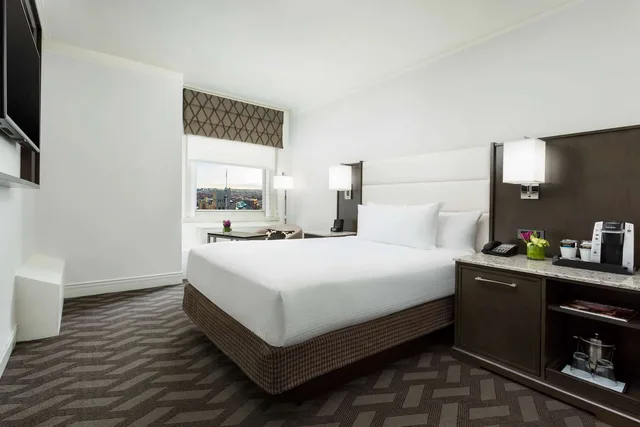 غرفة سوبيريور بسرير كينج لذوي الإعاقة، Hilton Boston Park Plaza 1/2