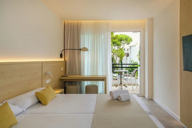 غرفة بسريرين منفصلين بإطلالة على البحر بشرفة، Cala Ferrera Hotel 1/10