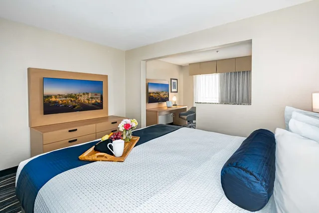 جناح بسرير كينج مع أريكة، Best Western Plus Marina Gateway Hotel 2/4