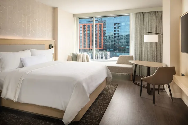 غرفة تقليدية بسرير كينج لذوي الإعاقة، The Westin Tempe 2/3