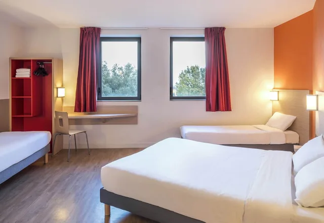 غرفة رباعية بسرير مزدوج وسريرين منفصلين، B&B HOTEL Laval Ouest 2/2